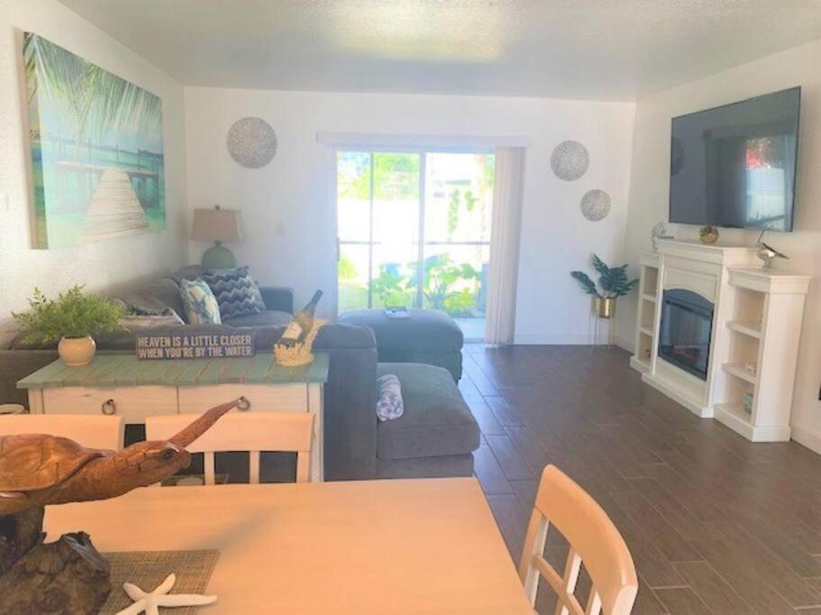 Beautiful Bright & Sparkling 2Bed 1Bath Beach Retreat - Unit 212 Cocoa Beach Extérieur photo